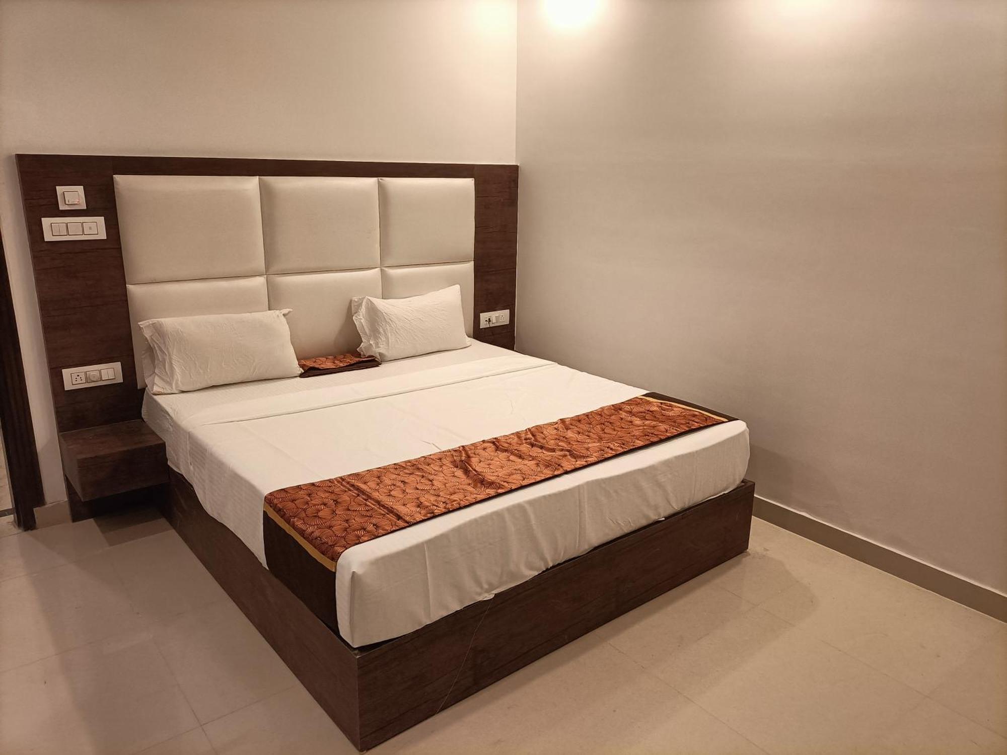 Vista Premium Tark A Family Near Igi Airport Delhi Hotel 4*